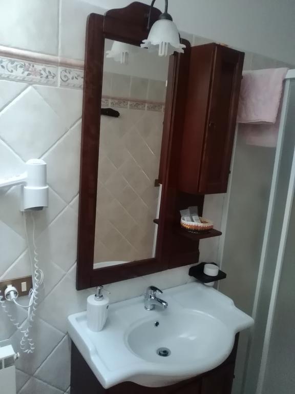 I 3 Porcellini Guest House กูติญาโน ภายนอก รูปภาพ